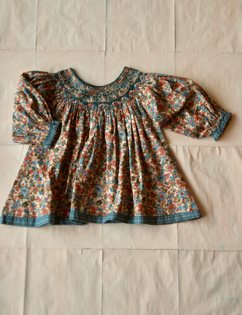 [BONJOUR DIARY]Butterfly blouse with cross embroidery _　Small Blue flowers print [6Y, 8Y]